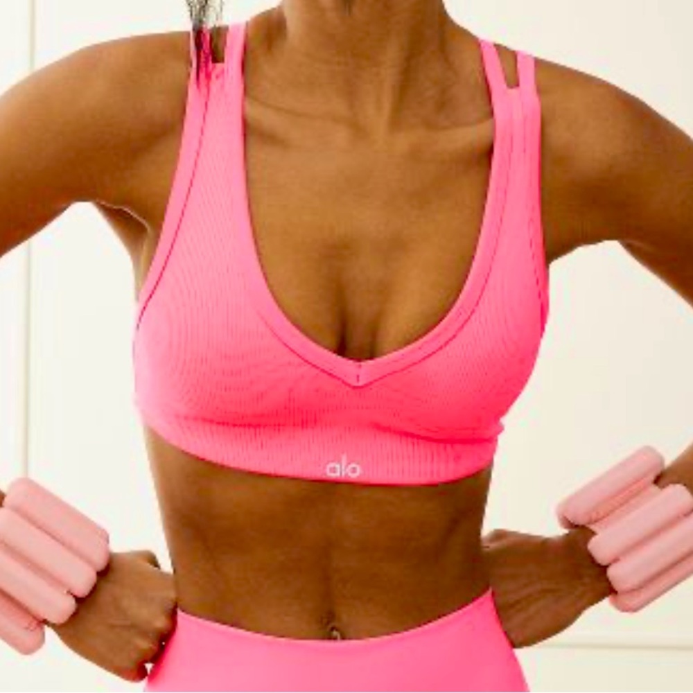 ALO Airlift V-Neck Bra, fluorescent coral